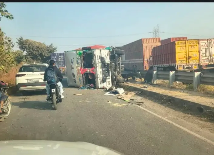 तेज रफ्तार ट्रक ने डिवाइडर पार कर तीन वाहनों को मारी टक्कर, चार लोगों की दर्दनाक मौत